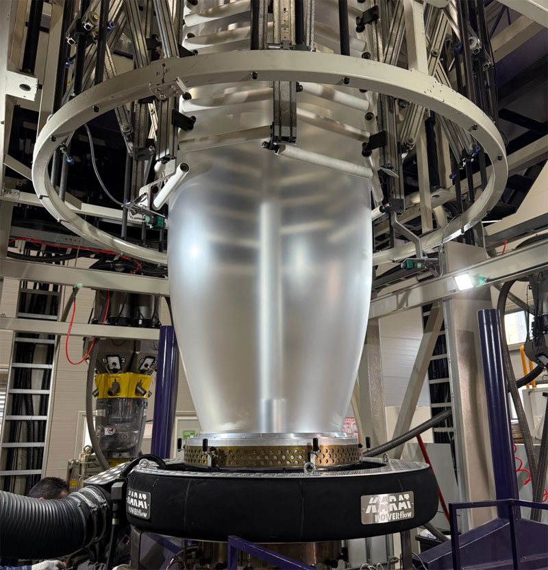 Работник завода Easy Pack Technologyу станка